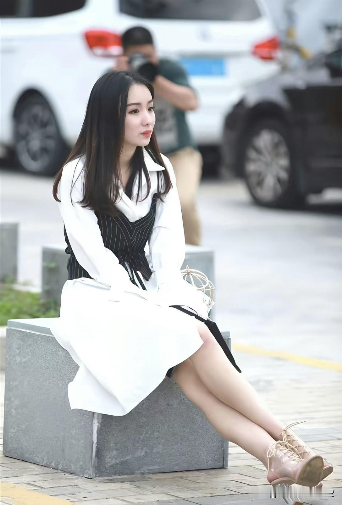 优雅街拍，白裙飘飘，静谧如画