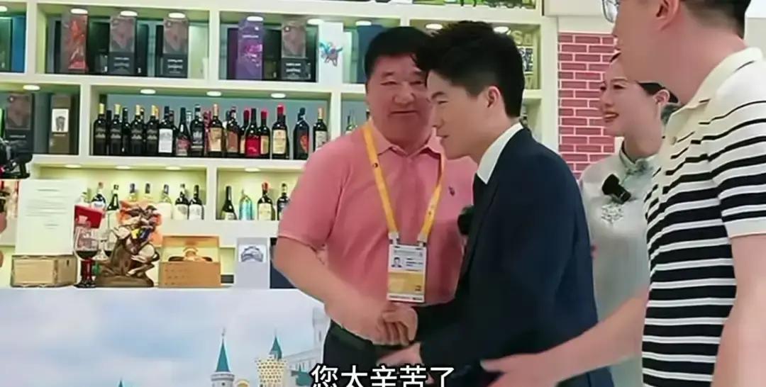 董宇辉逛消博会，被一位山东大哥拦下。大哥说自己投了八个亿，做酒和文旅，就冲董