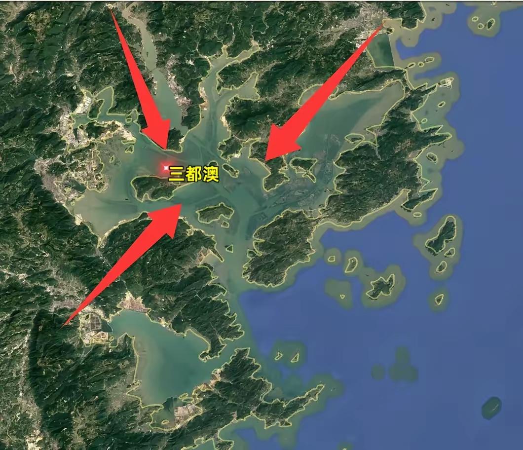 中国发现一个能停靠上百艘航母的深水港，位置太关键了！你敢信吗？在咱们国家的东