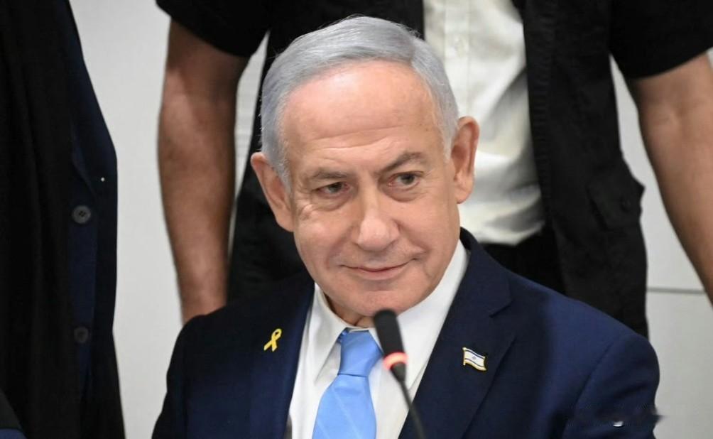 据《以色列时报》报道，内塔尼亚胡正在进行的腐败案庭审今日将提前数小时结束。他向法