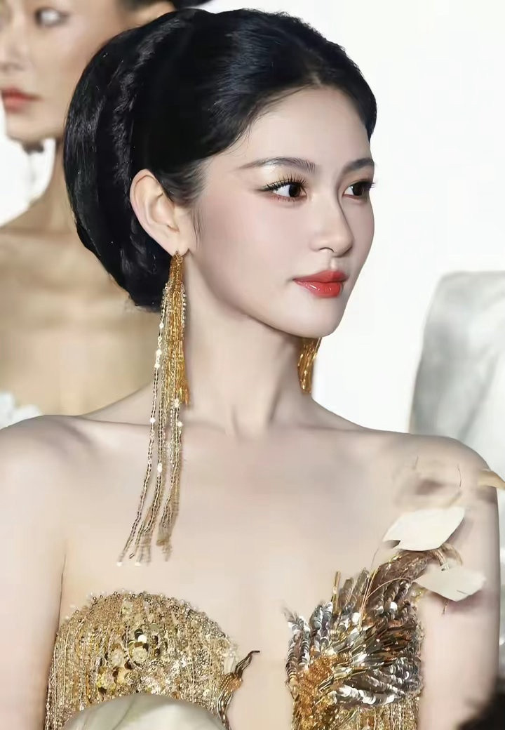 于正的审美观又回来了赵晴美翻天了，曾经的她因为扁头被嘲如今美商在线，懂得给自己盘一个贵妇发型真的是又