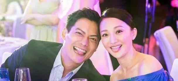 🌞2010年，周迅前男友贾宏声趁父母不注意，从14层一跃而下，父母跑下楼时