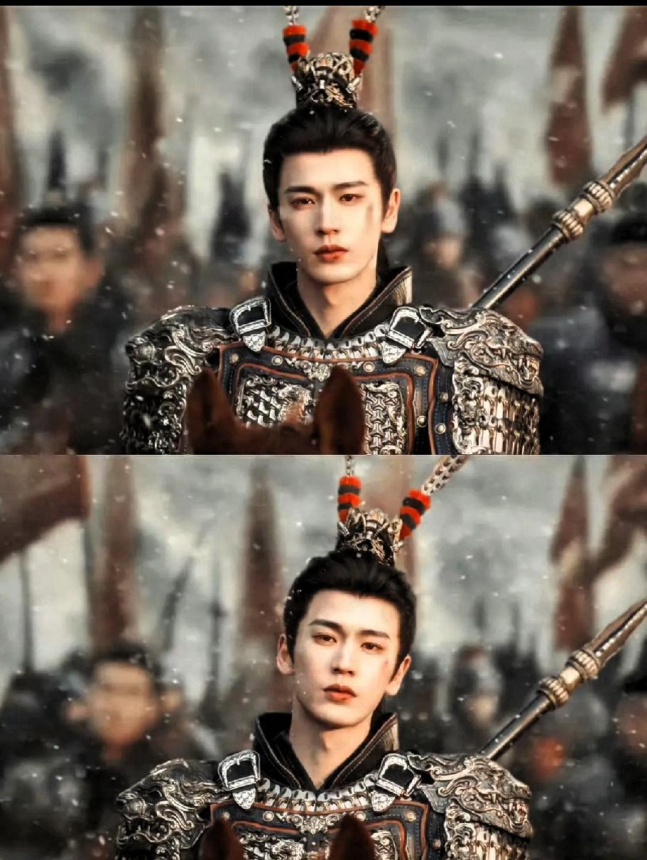 最近张凌赫靠着新作里雉鸡翎冠造型出圈迷倒万千少女，而且这个造型是他自己向导演提议