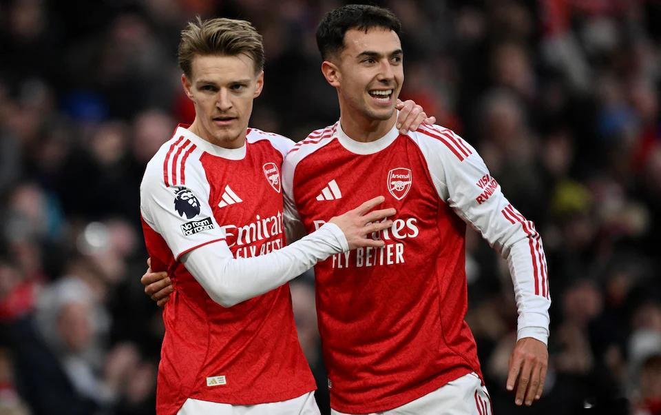 英超争冠得中场者得天下。以前曼城在英超称霸，是因为有后腰罗德里，再往前是亚亚图