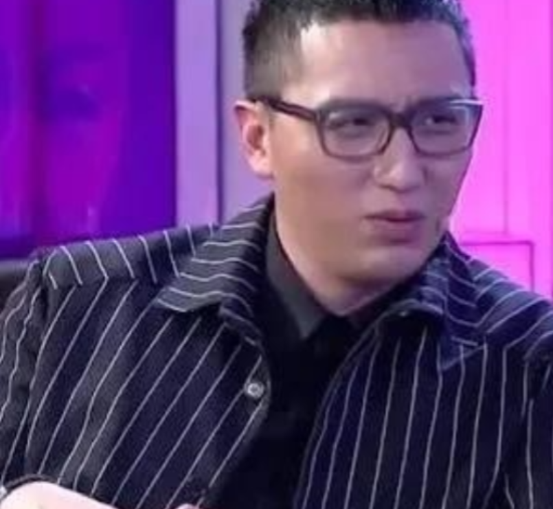 2014年，主持人华少问张家辉：“听说你在香港只有一套房？我都有3套。”面对华少