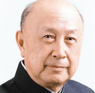 ☁1964年冬夜，钱学森筷子尖悬在鸡肉上方半寸，突然厉喝：“别动！有苦杏仁