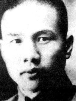 1949年，军统少将周镐遭蒋介石下令枪决，可谁曾想，十六载光阴流转，他的妻子竟手