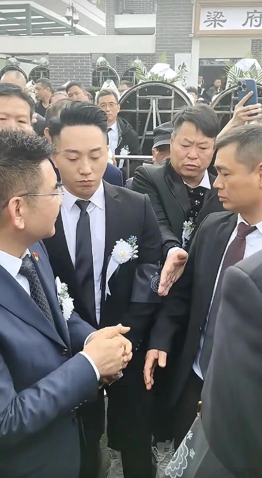 陈光标现身深圳龙岗参加梁小龙的追悼会，带了好几个保镖，以至于他周围全是保镖，一般