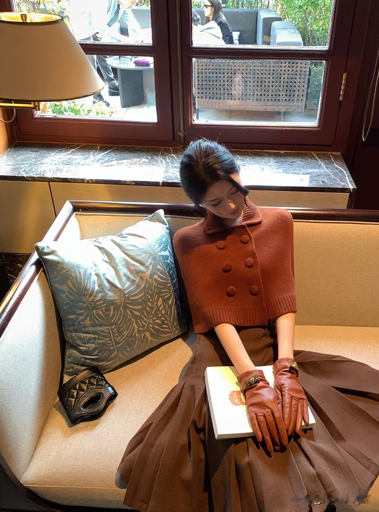 『秋日氛围感穿搭｜复古针织斗篷里的法式慵懒』焦糖色针织斗篷与百褶裙的碰撞，是秋