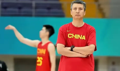 男篮热身赛取得四连胜收官，不出意外！亚洲杯12人名单如下:1.后卫胡明轩