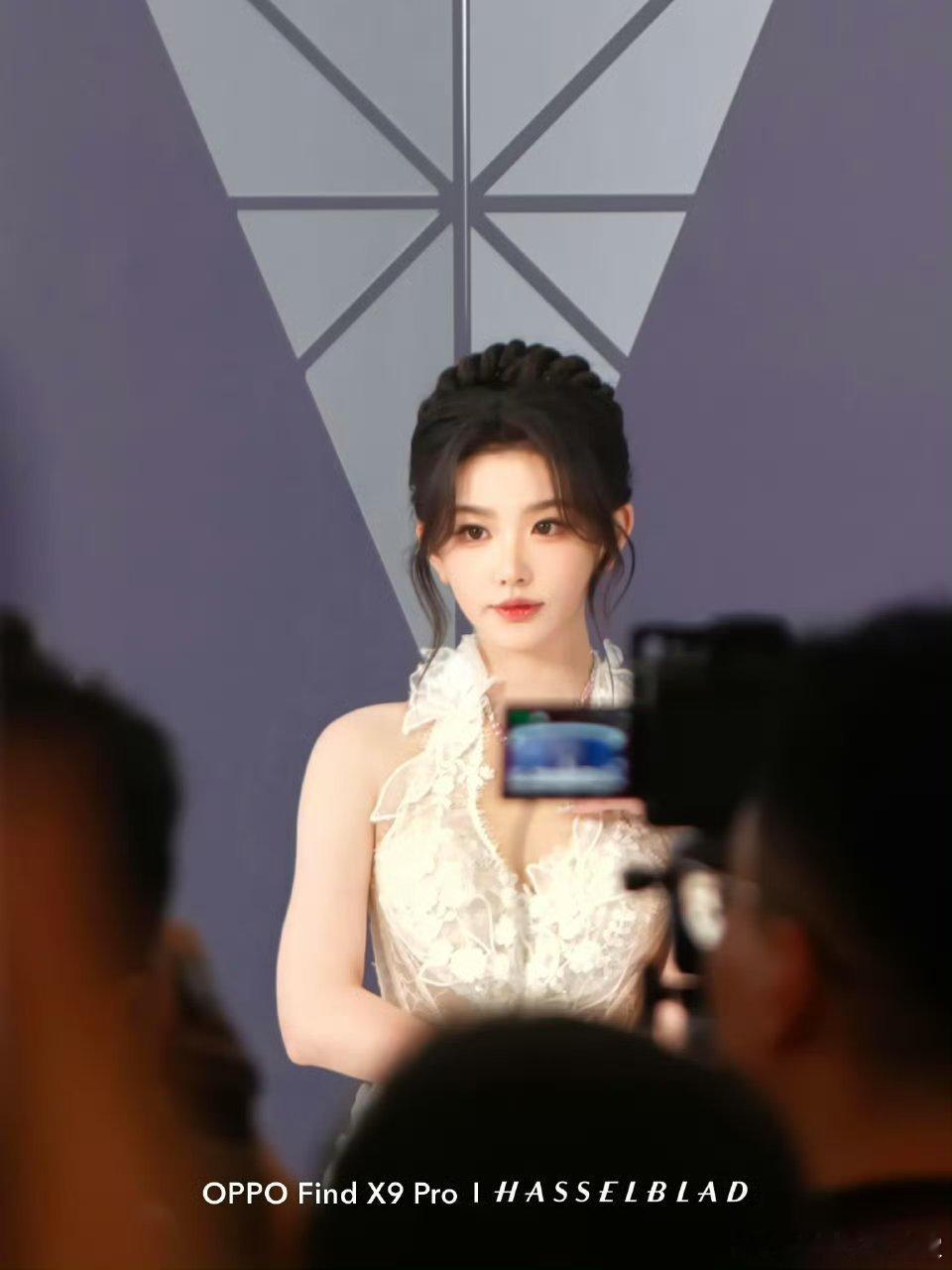 时尚之夜孔雪儿喻言宋轶红毯怼脸生图美女们百花齐放的美啊！