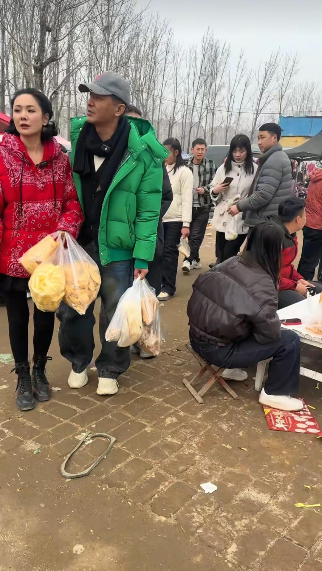 郭晓东程莉莎回山东老家赶大集，接地气采购年货暖意浓2月3日，演员郭晓东带着妻