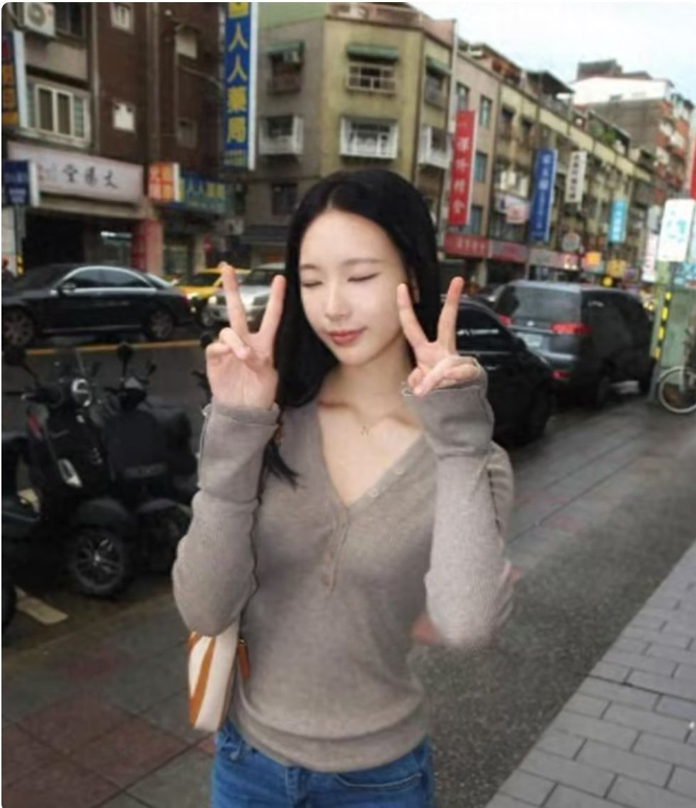 小S大女儿晒街拍照，两腿细长骨相脸随妈妈，颜值碾压同龄星二代