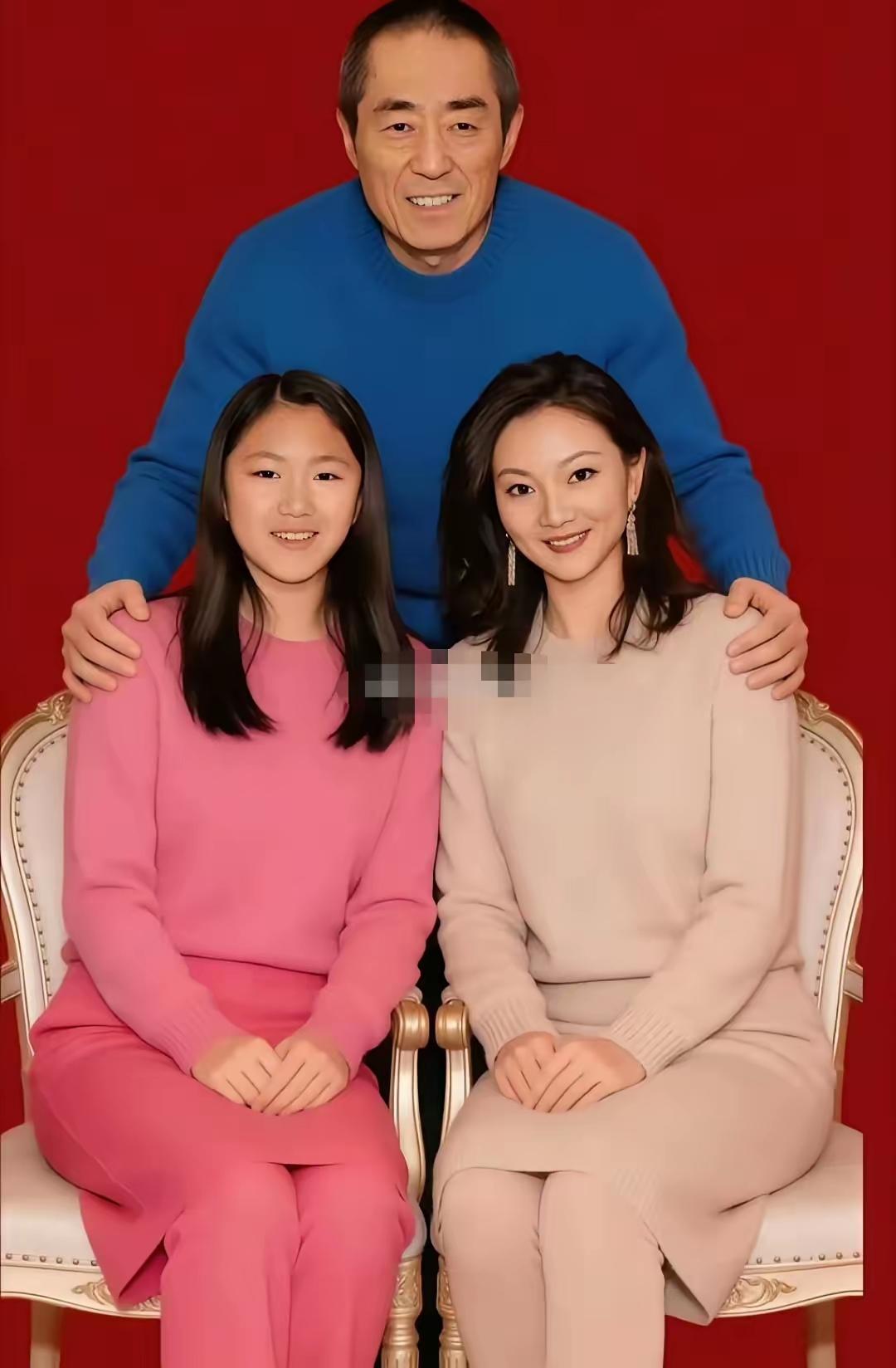 不得不说张艺谋的眼光是真毒，陈婷如今的状态简直越老越耐看！一身温柔裸色针织