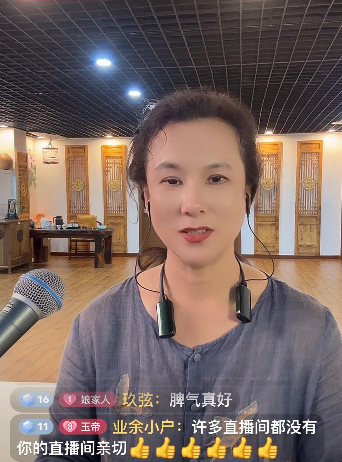 8月11日，二人转演员王小华出现在直播间，有粉丝问：你是哪年离婚的？王小华说：你