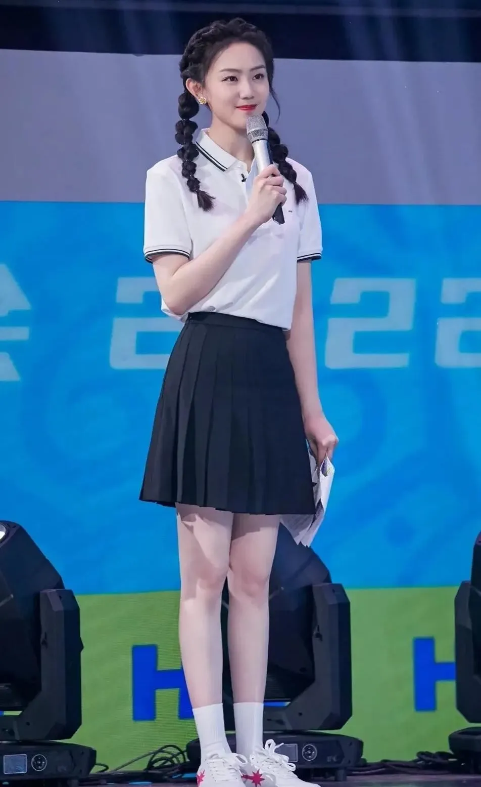 许嵩和冯禧的恋竟然被曝光啦，评论区最常见的羡慕是“她凭什么”。这个问题的答案其实很硬核，因为她手里握