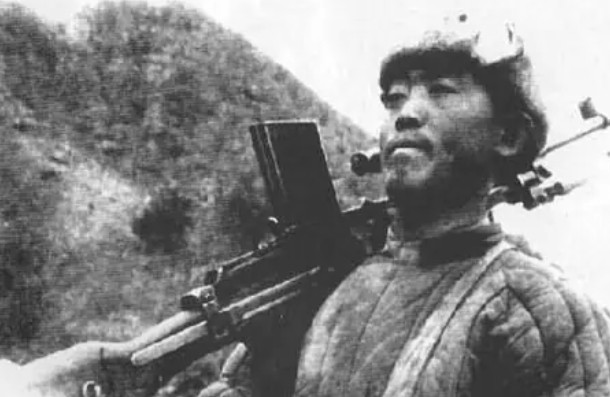 在抗美援朝的战场上，42军战士们发现了一件怪事，在他们身后一座没有人的山上，被美