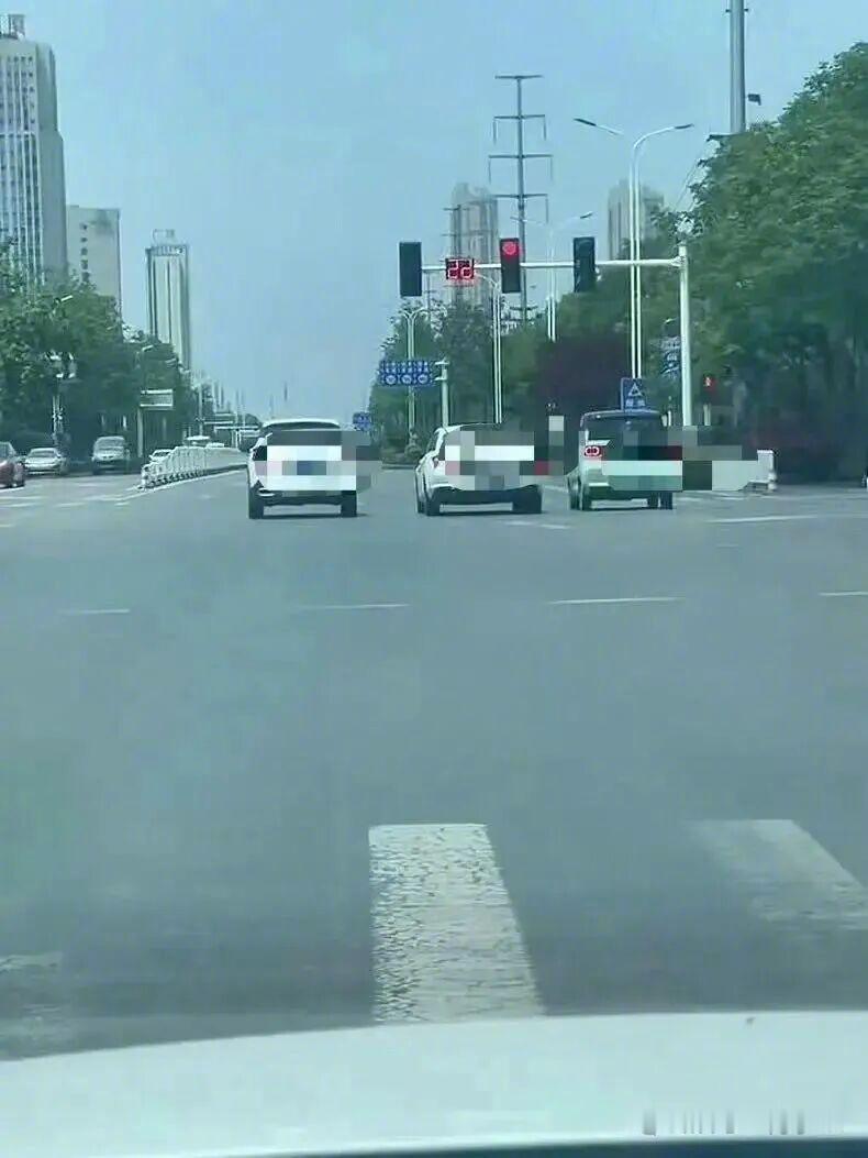 这三辆车默契的可以拜把子