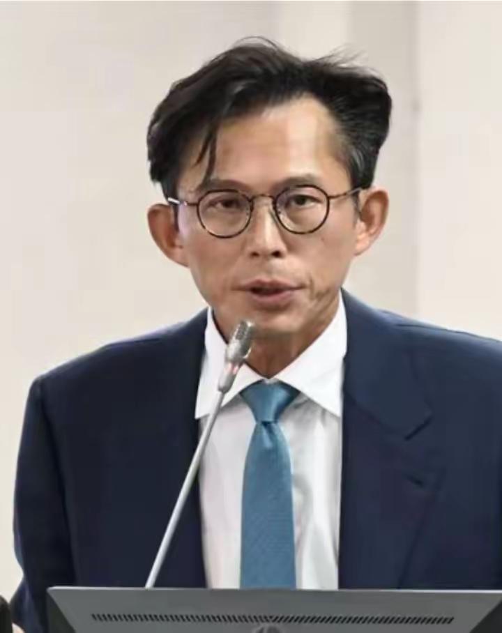 黄国昌想访陆又不敢访陆，根源在哪？12月3日，台湾民众党主席黄国昌在记者会上，就