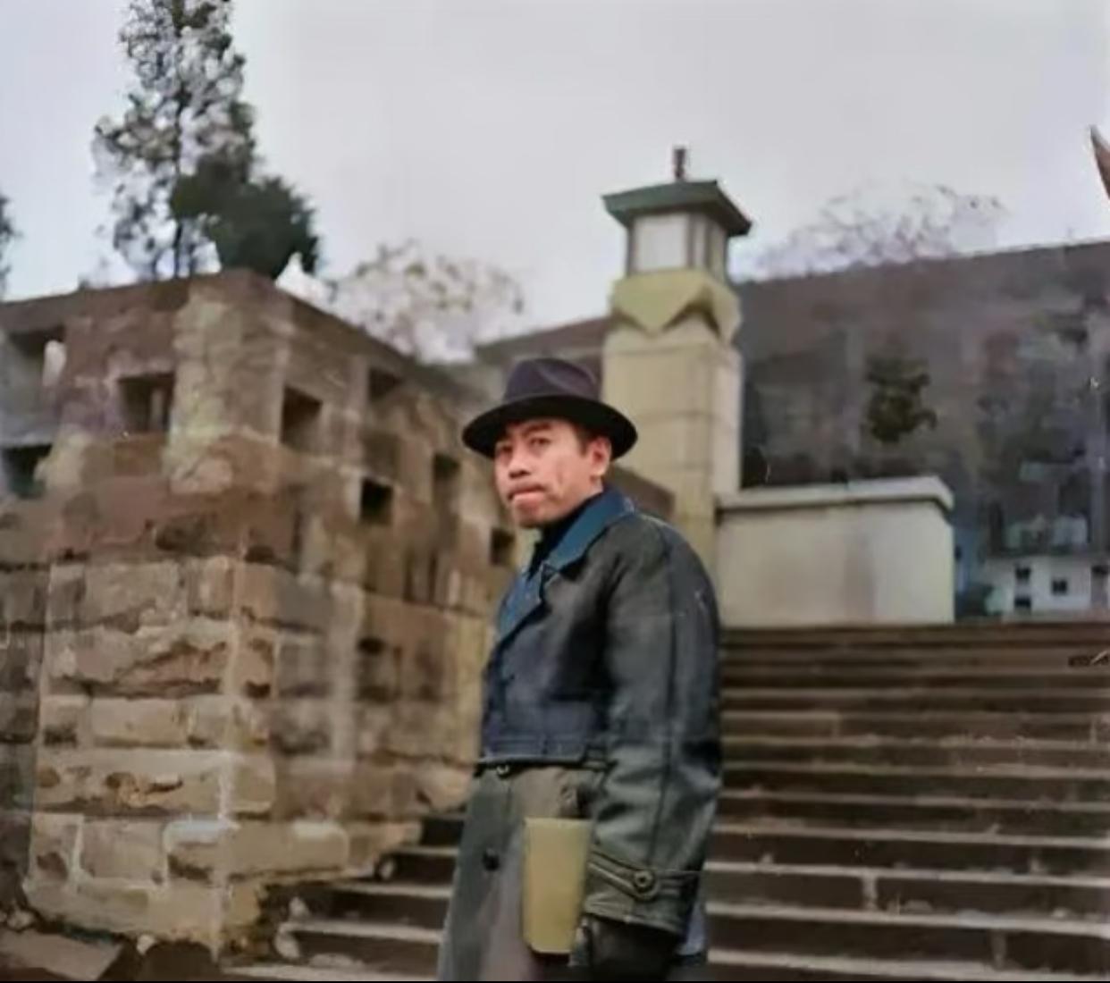 周总理这张造型也太颠覆印象了！黑风衣、黑帽黑手套，手里拿着文件的严肃模样，和平