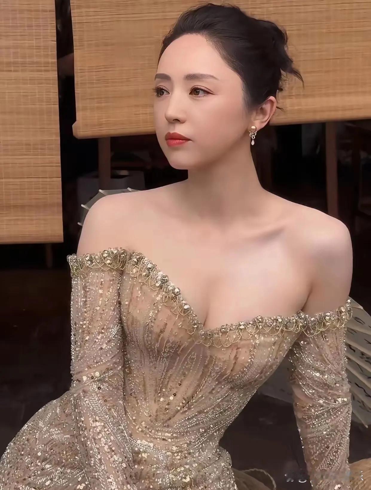 四十六岁的董璇，身材确实保持得相当不错，让人很难把“中年”这个词和她联系在一起。