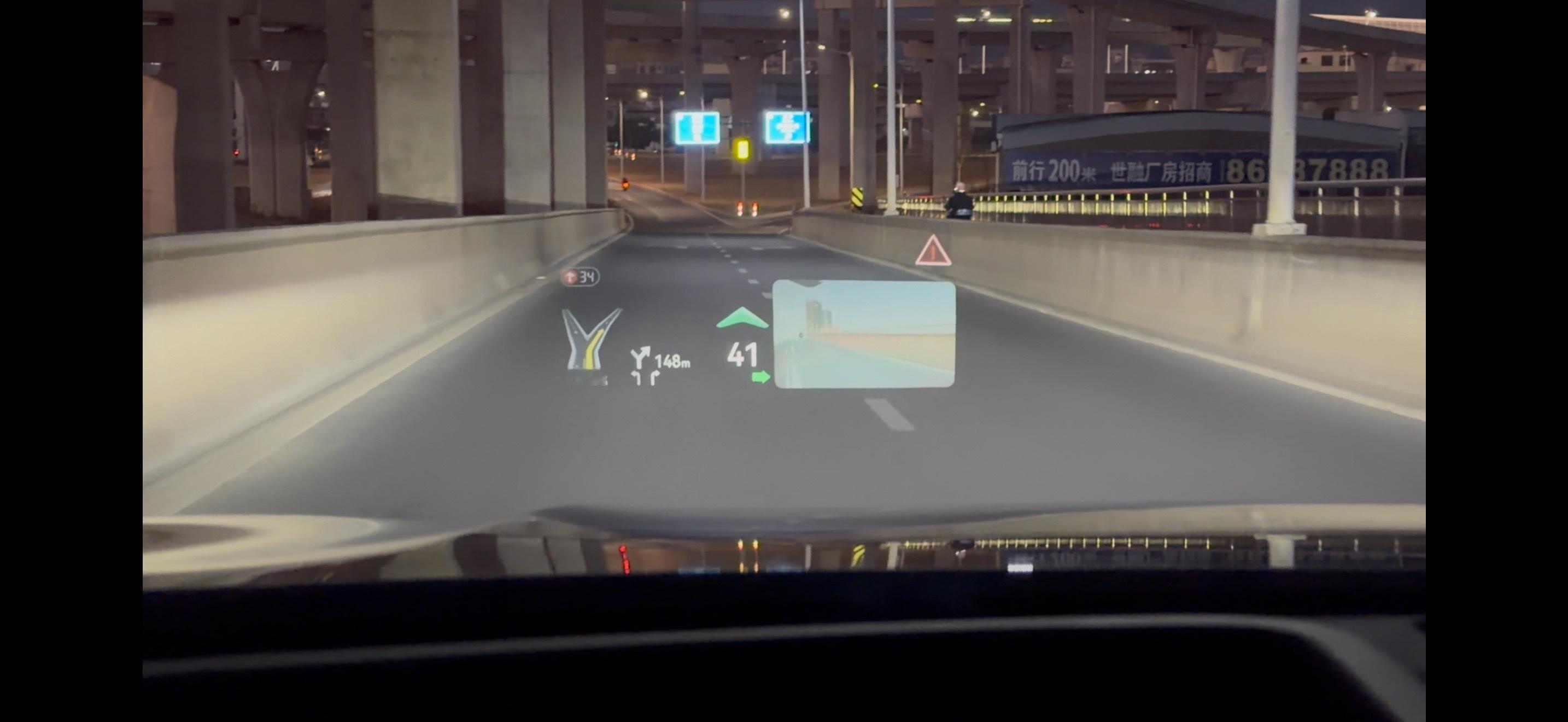 问界M8升级后XHUD出现了这一幕，HUD上不仅有很清晰的引导线，还有一个贴在自