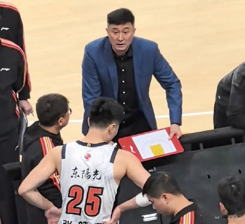 一言难尽！杜锋谈张皓嘉：“一些球员，给机会了。”“但是问题一直都在。”