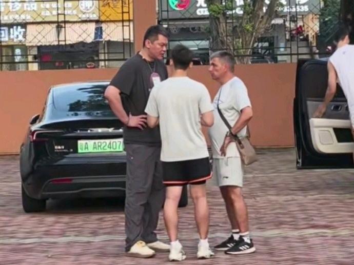 CBA最新消息：据博主我耀看球晒出一张前广东男篮总经理朱芳雨的照片并配文朱总今天
