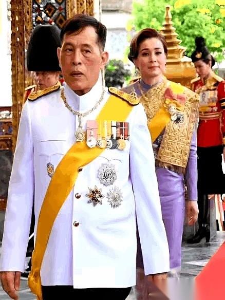 泰国跟柬埔寨干起来了。最有意思的是，我们这次一句话没说，就静静看着。这事儿妙