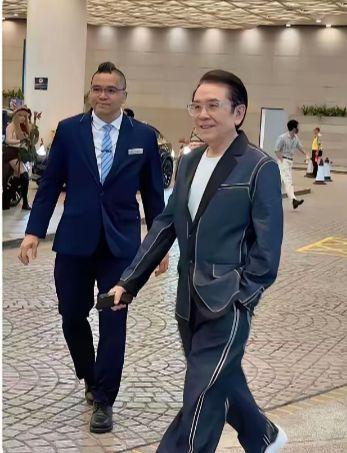 谁能相信眼前这位走路带风、穿搭新潮利落的男士，已经快80岁了？姜大卫现身T