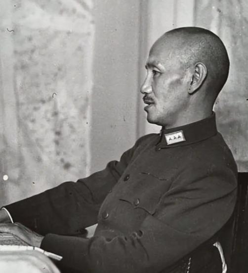 要说哪场仗彻底敲响了国民党政权的丧钟，那无疑就是淮海战役，从1948年深秋打到转