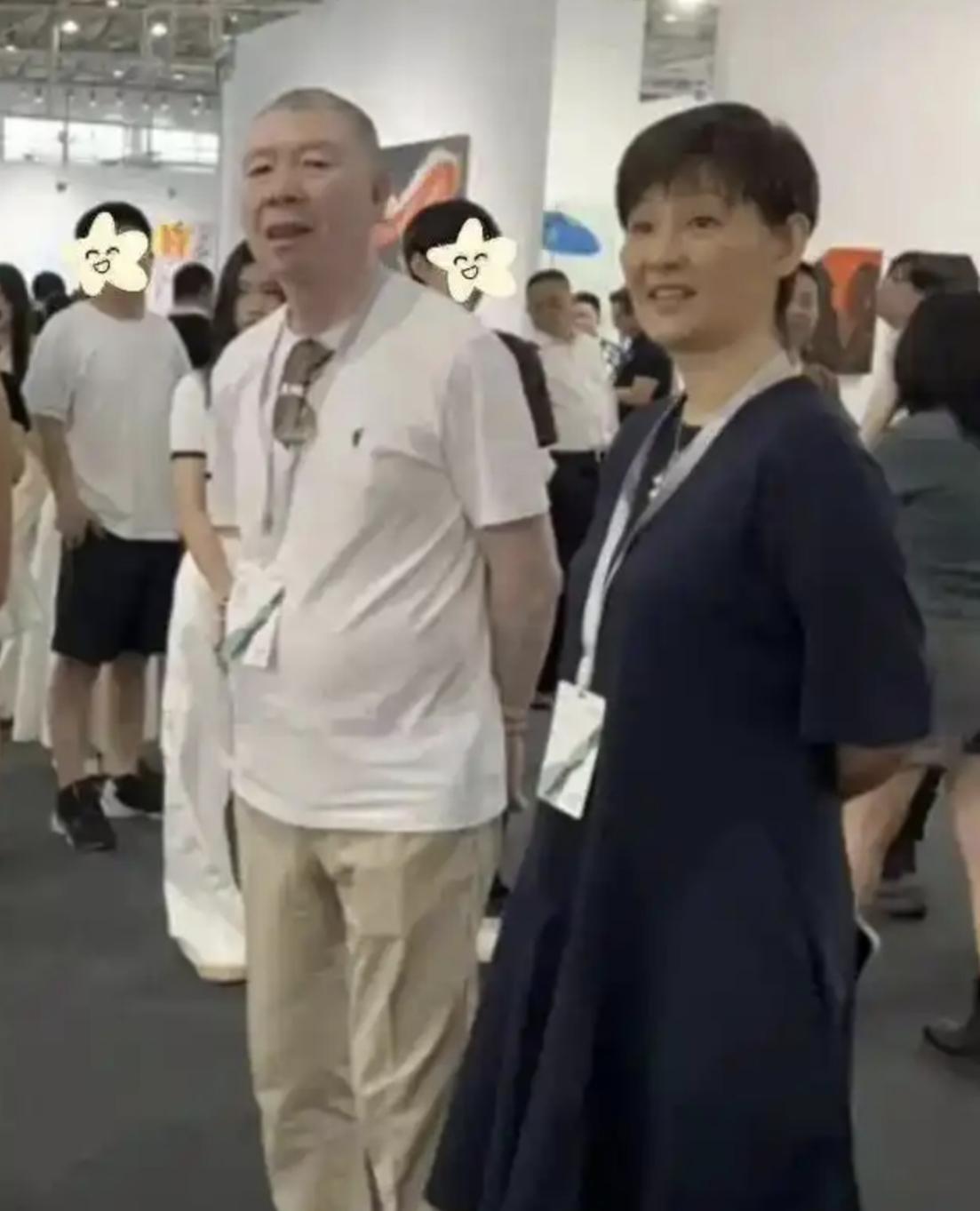 冯小刚这穿戴打扮是真有水平！67岁的冯小刚穿衣服一点都不落伍，该潮的时候潮，