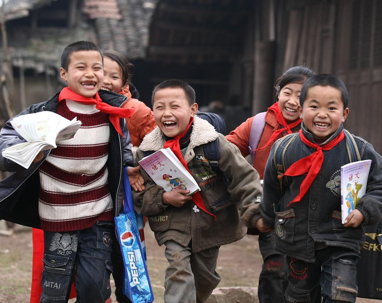 昨天园区工厂里的一个维修工把小孩带过来了，按规定厂里是不准带小孩进来的，所以由别