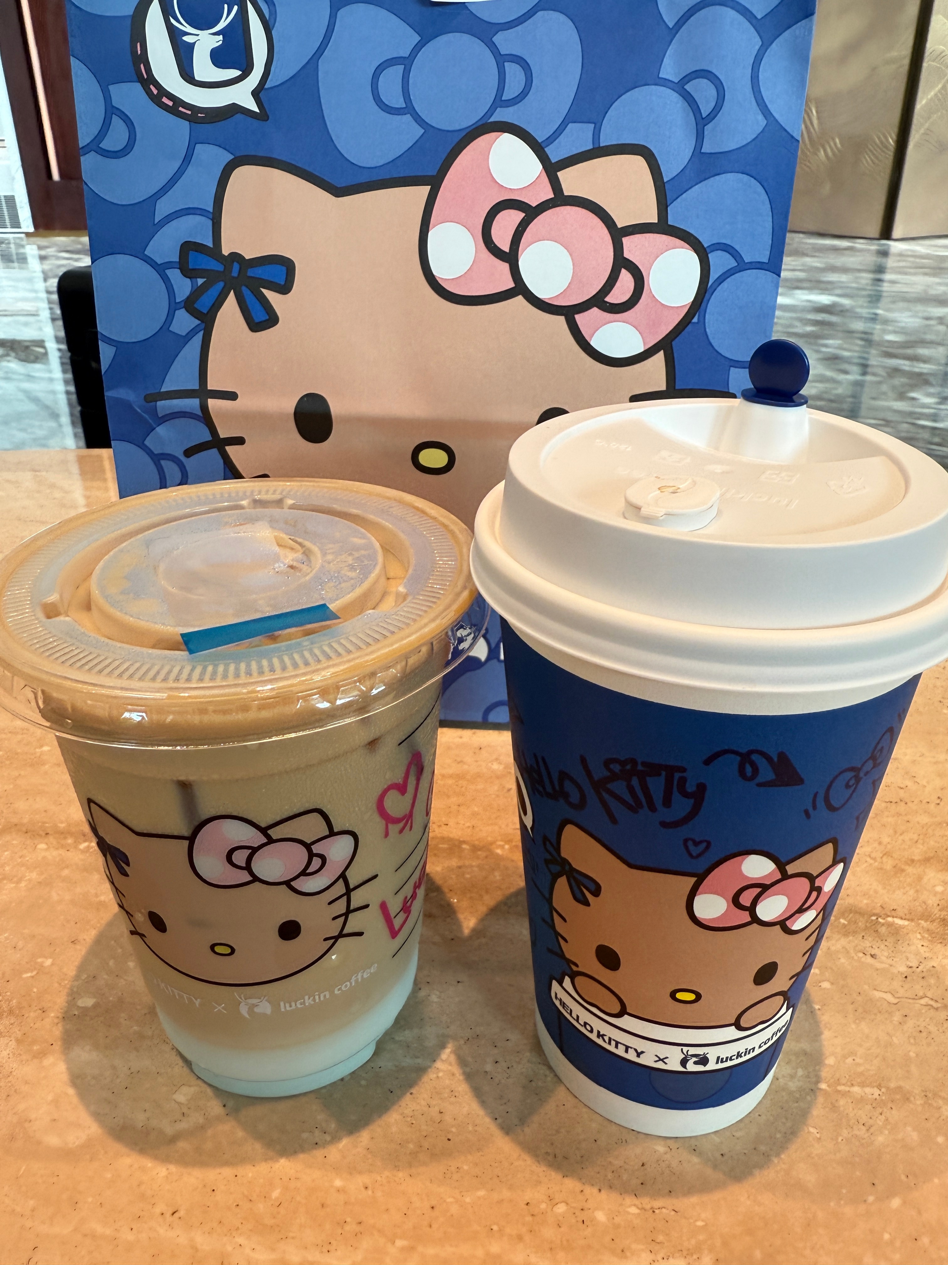 今天点瑞幸发现它跟HelloKitty联名了！！好可爱啊啊啊！我也有一个黑皮K
