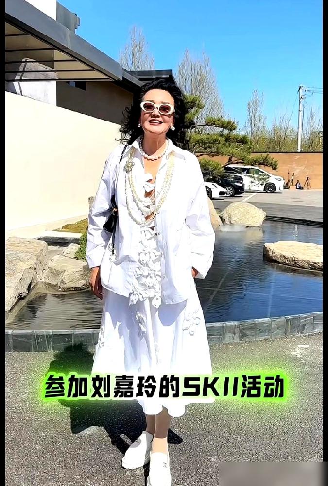 刘嘉玲当着半个娱乐圈的面，把话筒递给张兰，说了一句话，全场鸦雀无声。她没提半