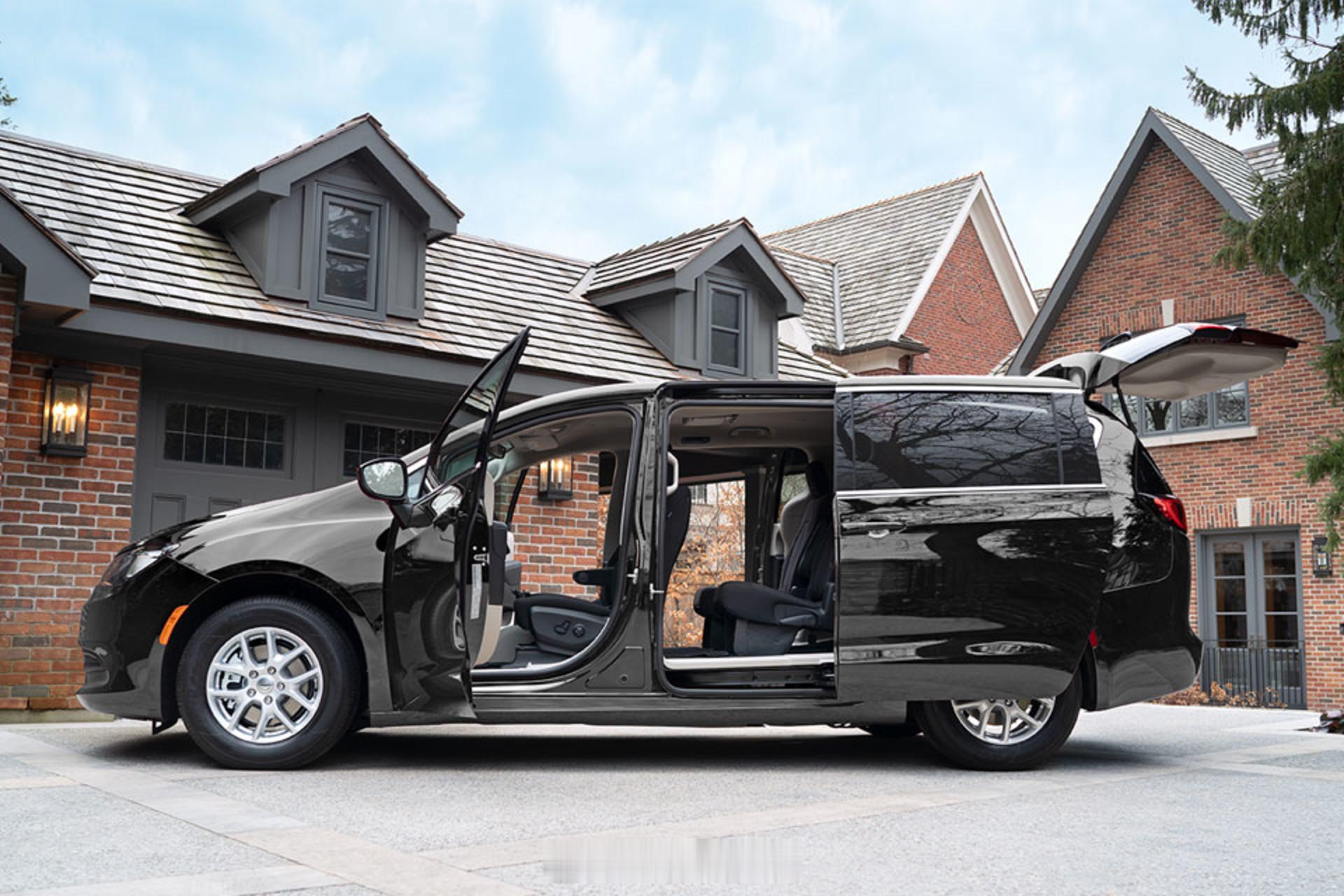 拍MPV最好的角度之一，地板高度、滑门开口宽度、座椅规格、车厢挑高一目了然克莱斯