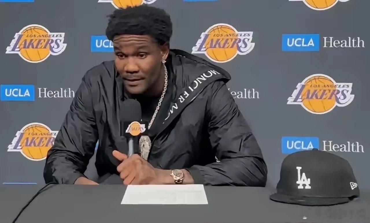 艾顿憋屈啊湖人120-114灰熊，赛后艾顿接受采访时说道：“大个子没法自己给自己