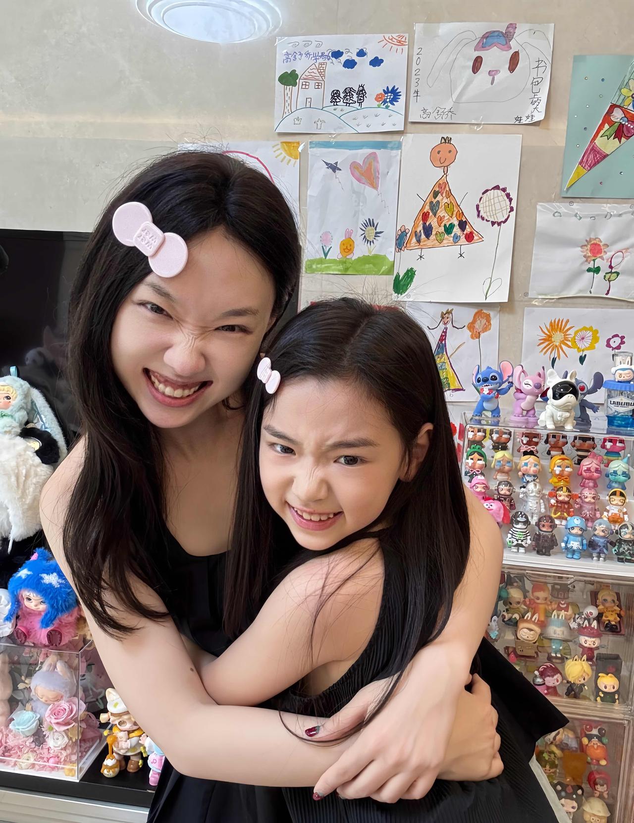 8月6日，管乐晒与董璇女儿的合影，称：“小酒窝与大酒窝相认啦”。董璇的女儿小