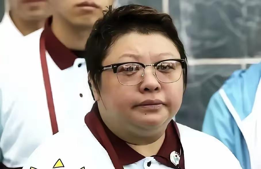 武汉这场演唱会，最扎眼的不是舞台，是票卖得有点冷。三万人的场子，想看才一万出头，