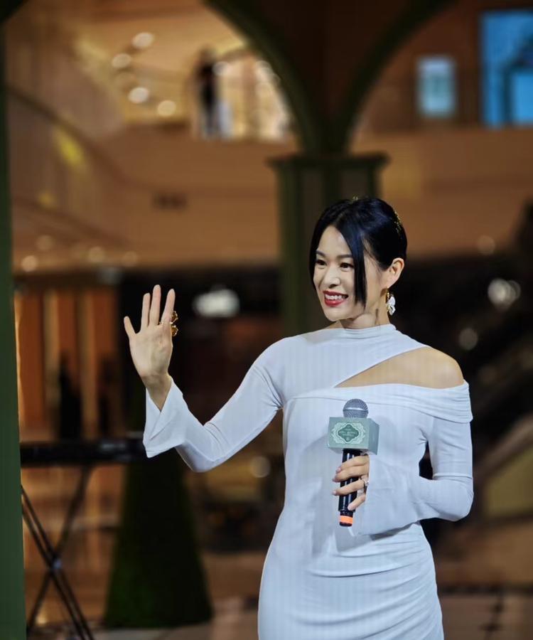 真实镜头下的胡杏儿，她一点都不壮，身上没赘肉，穿裹身裙好美……一条白色裹身裙，