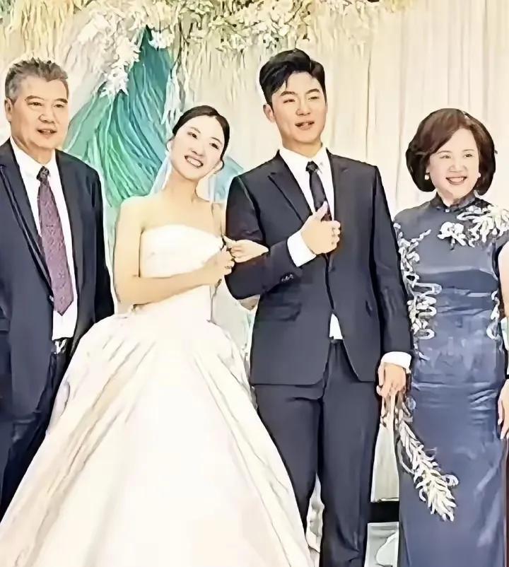 看李隼老婆在女儿婚礼上穿着蓝色旗袍的样子，真的觉得李隼是一个很好的丈夫，他的婚