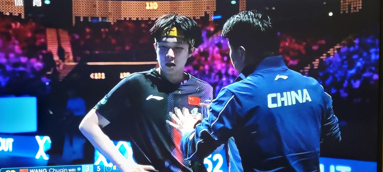 恭喜头哥4:2战胜重庆冠军赛冠军小勒布伦，成功晋级八强！由于国乒男队只剩头哥一