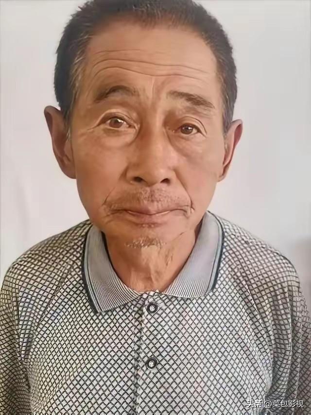75岁老汉熟悉大山放羊失踪一月，百余人搜救无果，羊群却全部找回！五十多只羊