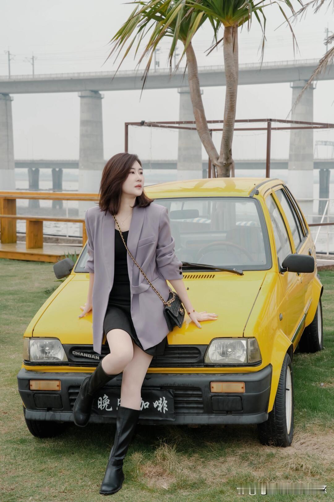 复古车旁,优雅少女站在那里,就像一幅流动的怀旧画卷。想起那组旧火车厢的青春人像