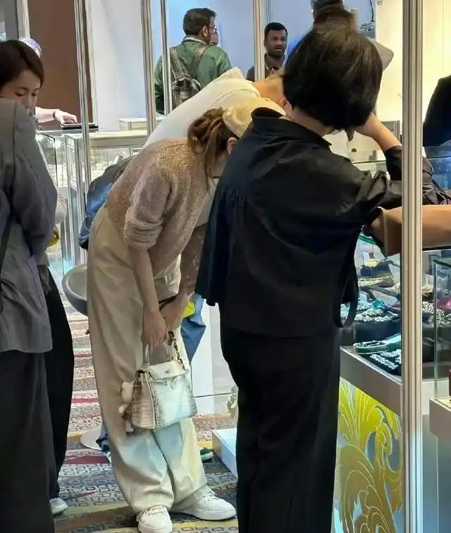 37岁Angelababy拎170万鳄鱼皮包逛香港珠宝展，穿3万外套却星光暗淡，生日只有李晨庆生！网