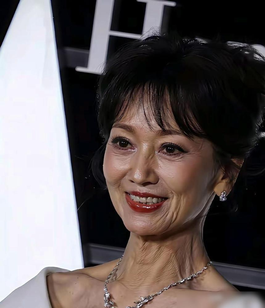 赵雅芝，73岁了，高清镜头下竟然像个“假人”？！你没看错，一代女神，彻底“翻车”