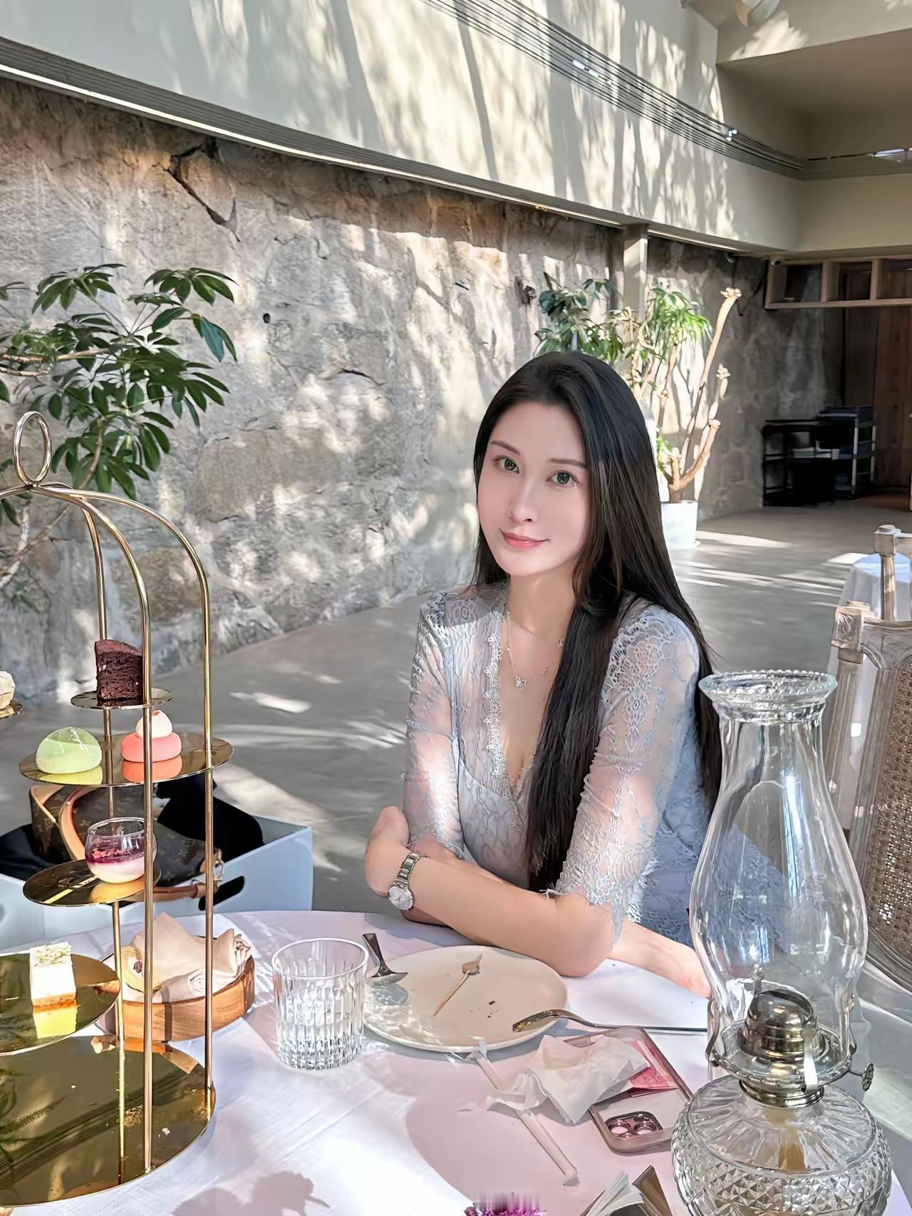 阳光洒进咖啡馆，静享悠闲下午茶时光。