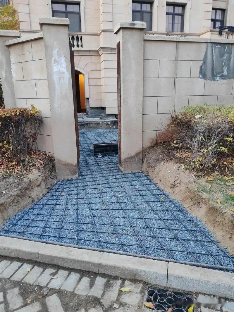 庭院地面硬化需要注意什么?现在大家对庭院建设都非常重视，这是作为一个庭院设计师