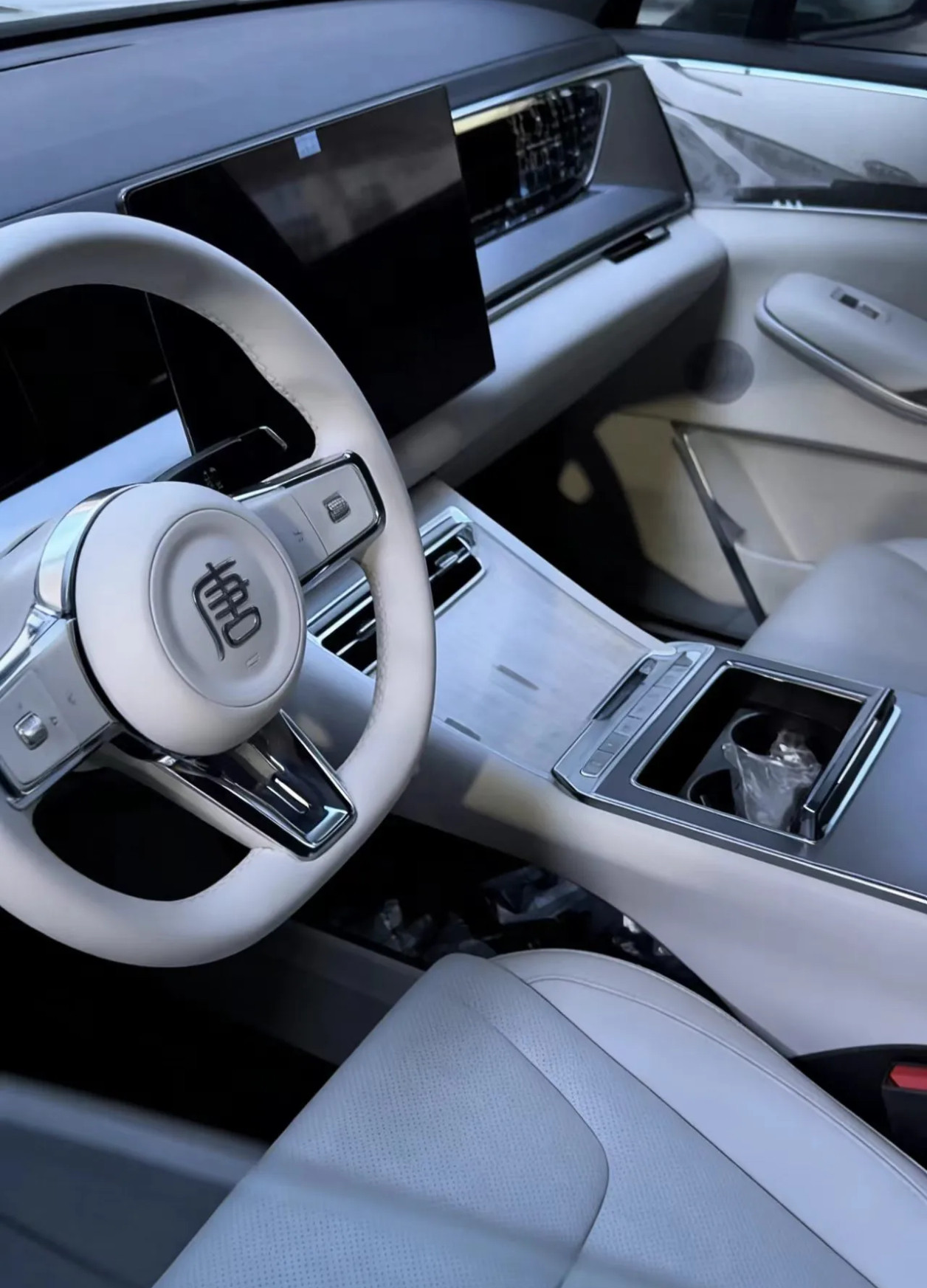 比亚迪大唐内饰，好看吗？方向盘有点腾势的感觉，整体风格不老登，没有钢琴烤漆，也没