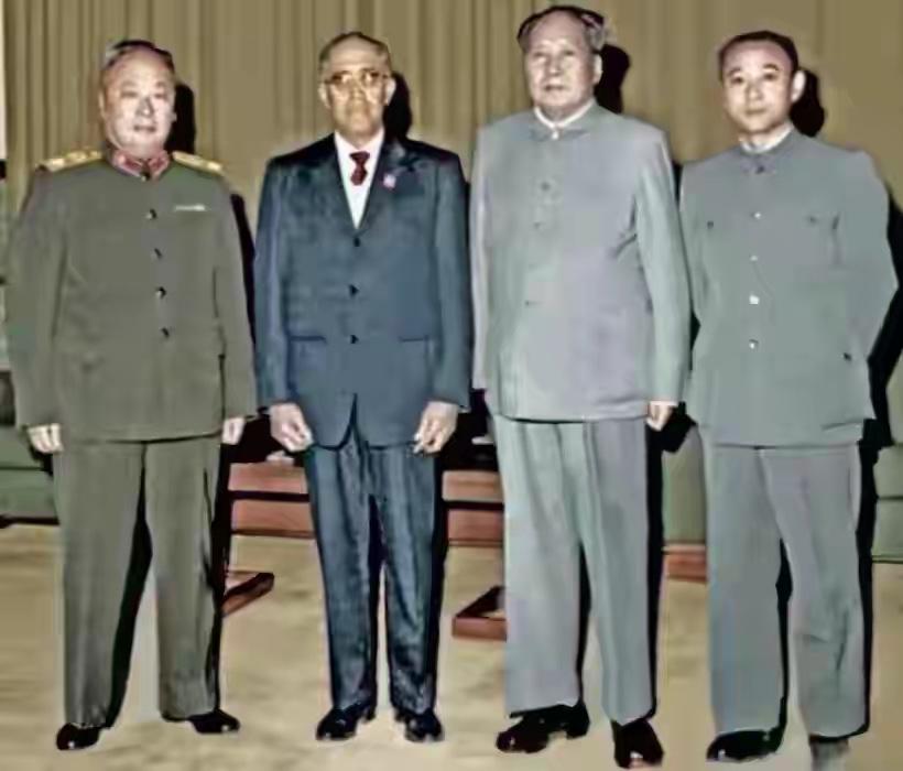 第一次见毛主席的这张照片，忍不住向大家请教，站在伟人旁边的三位同志，他们分别是谁